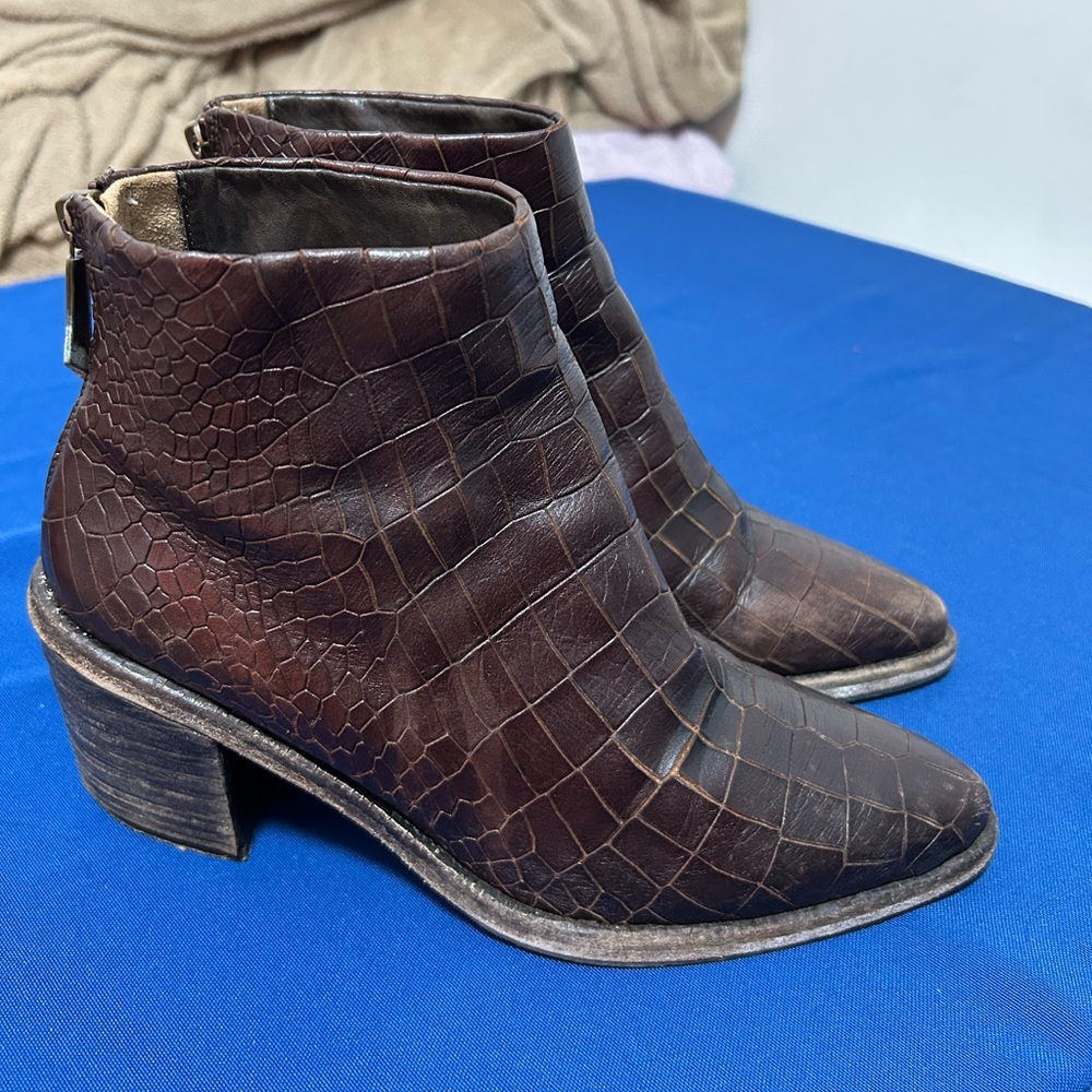 La Botega di Lisa Women's Brown Croc-Embossed Ankle Booties with Block Heel